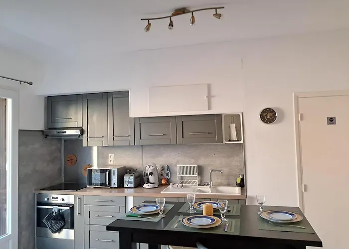 F2 Cozy Near Center&train Station Apartament